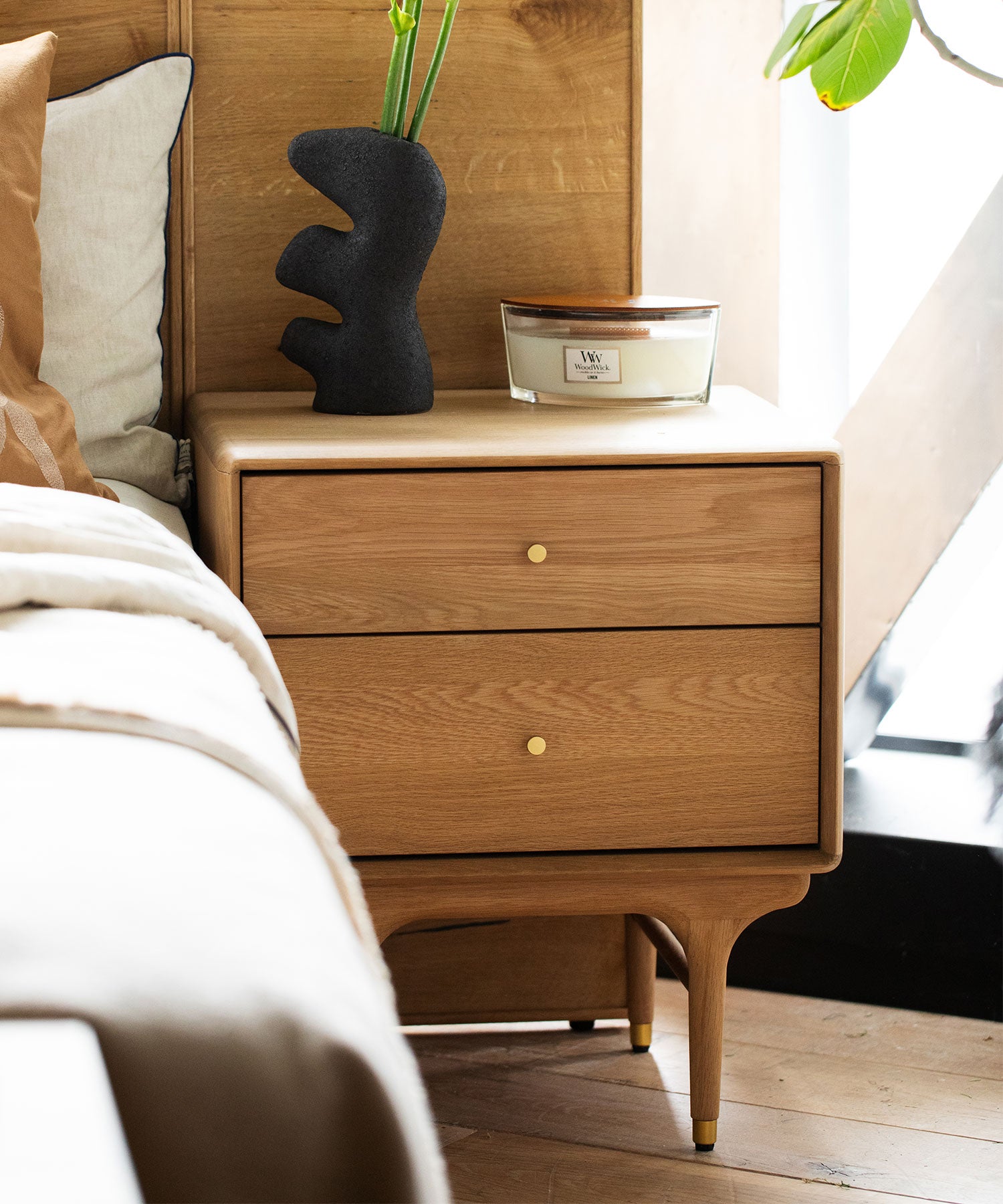 JULIE BED SIDETABLE WHITE OAK