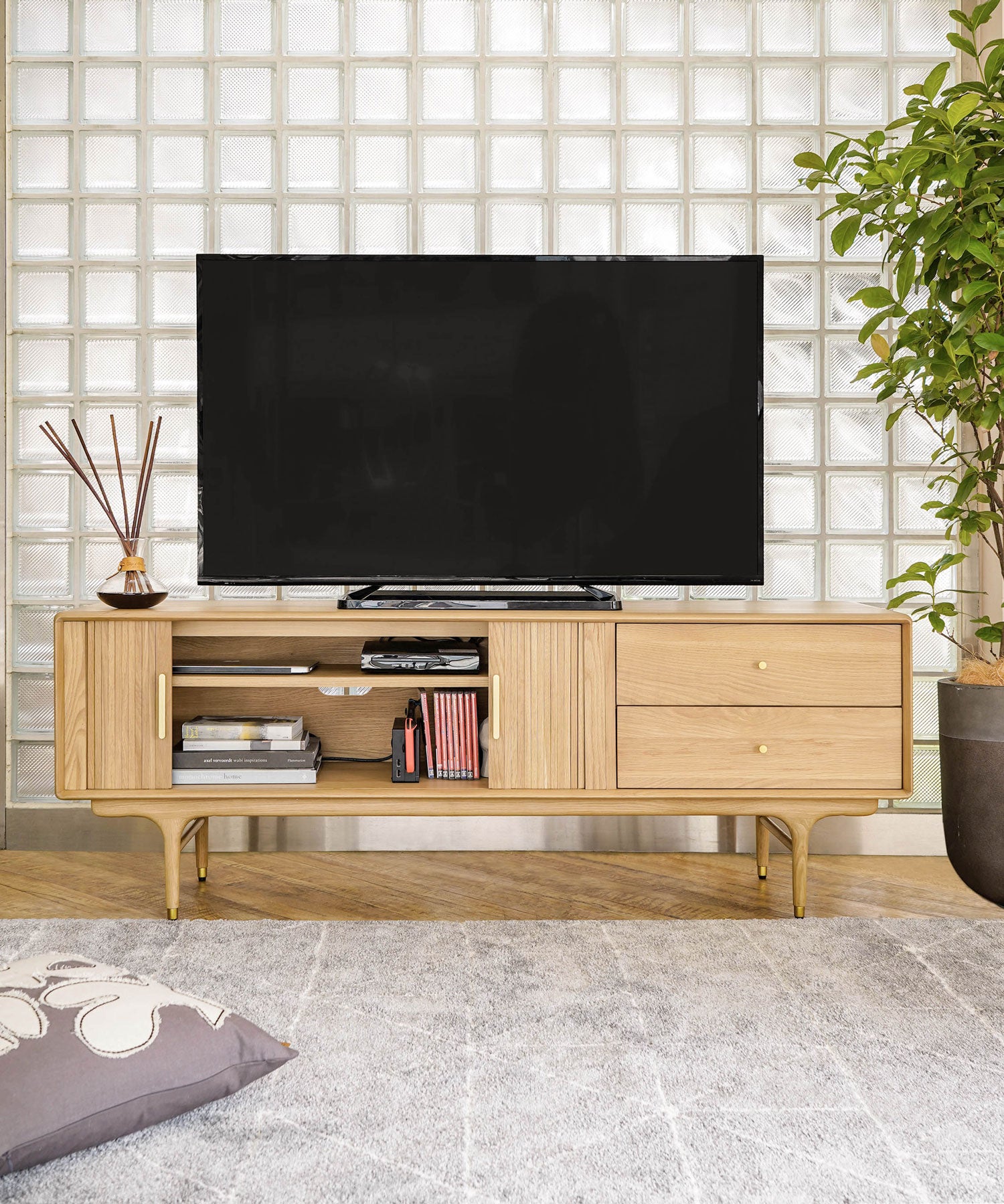 【予約商品・10月下旬入荷予定】JULIE TV BOARD 1600 WHITE OAK